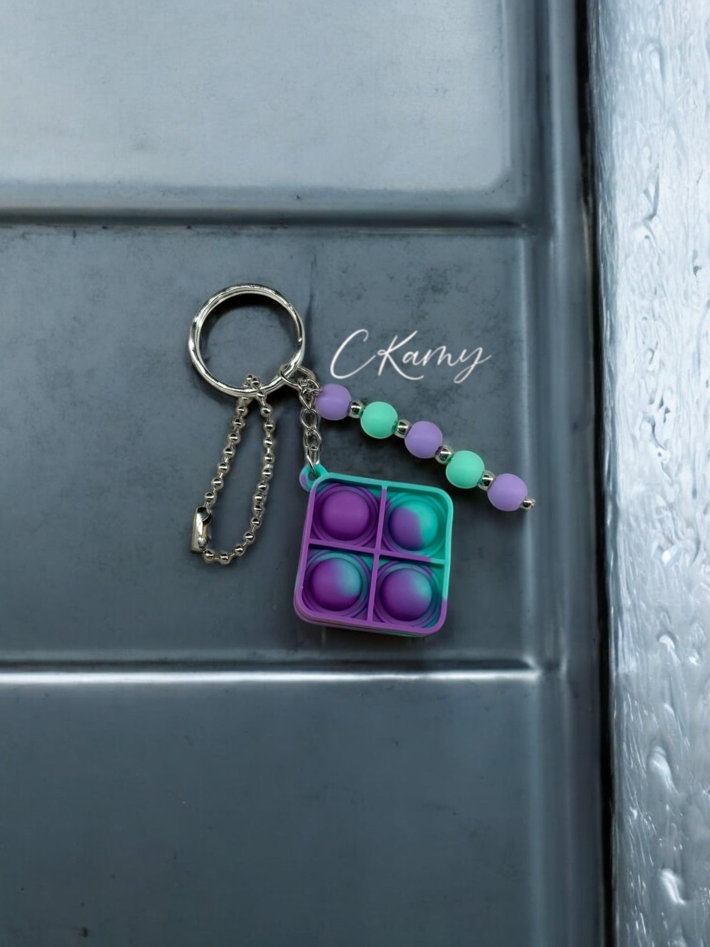 Porte clé personnalisé pop it carré violet vert