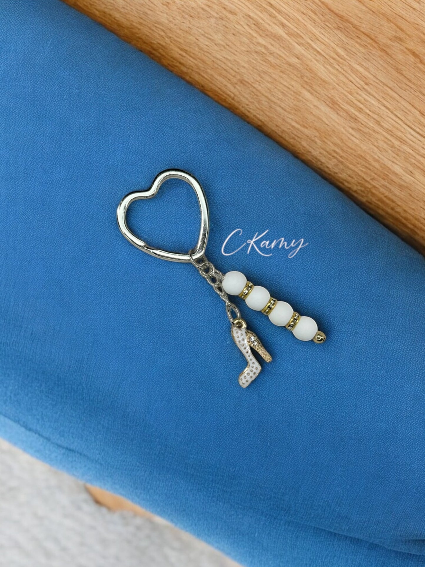 Porte clé personnalisé talon stass blanc mat anneau coeur