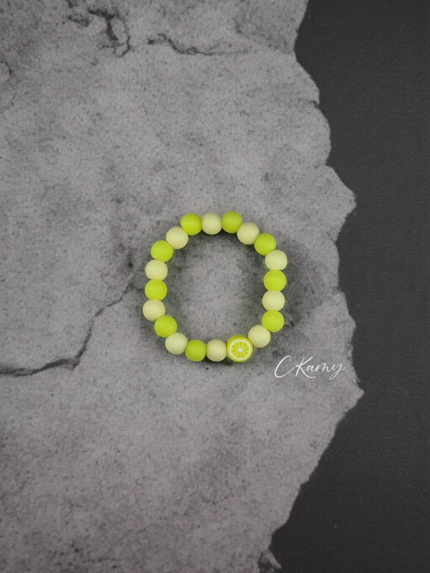 Bracelet enfant fruits citron perles jaune clair jaune flash