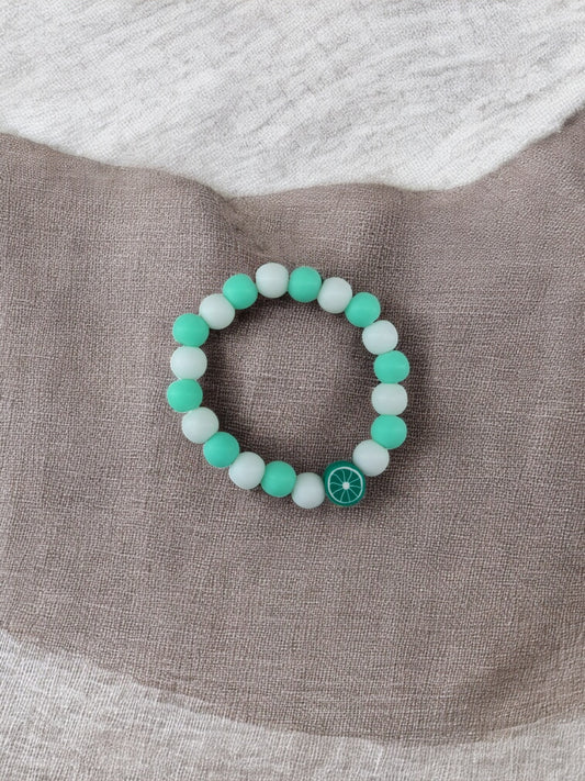 Bracelet enfant mélange perles bleu vert blanc citron vert