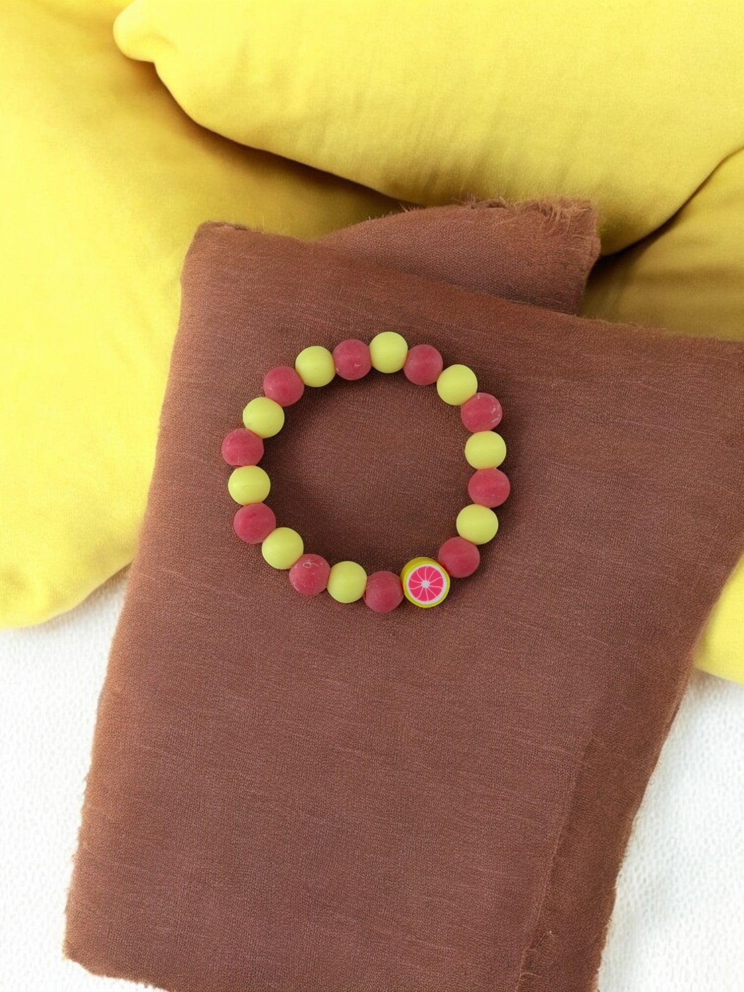 Bracelet enfant mélange perles jaune rose foncé pamplemousse