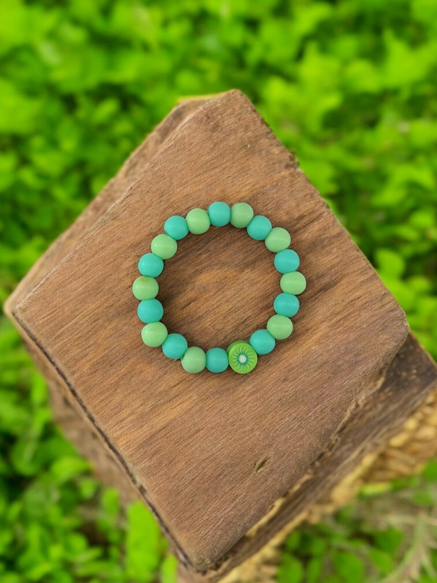 Bracelet enfant mélange perles vert clair vert foncé kiwi