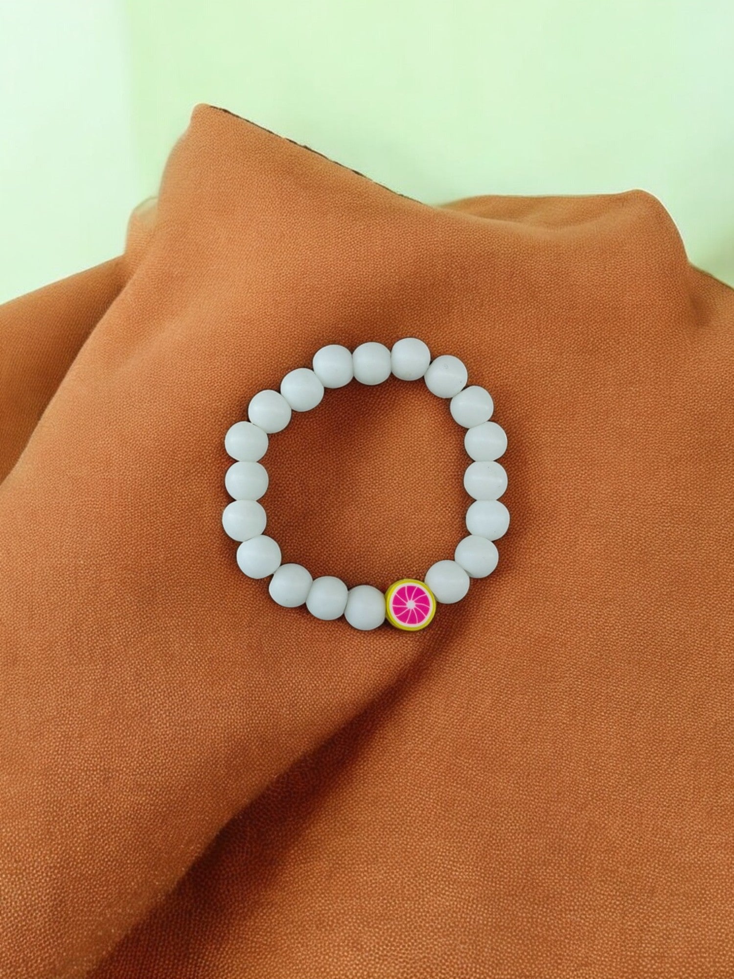 Bracelet enfant perles blanc pamplemousse