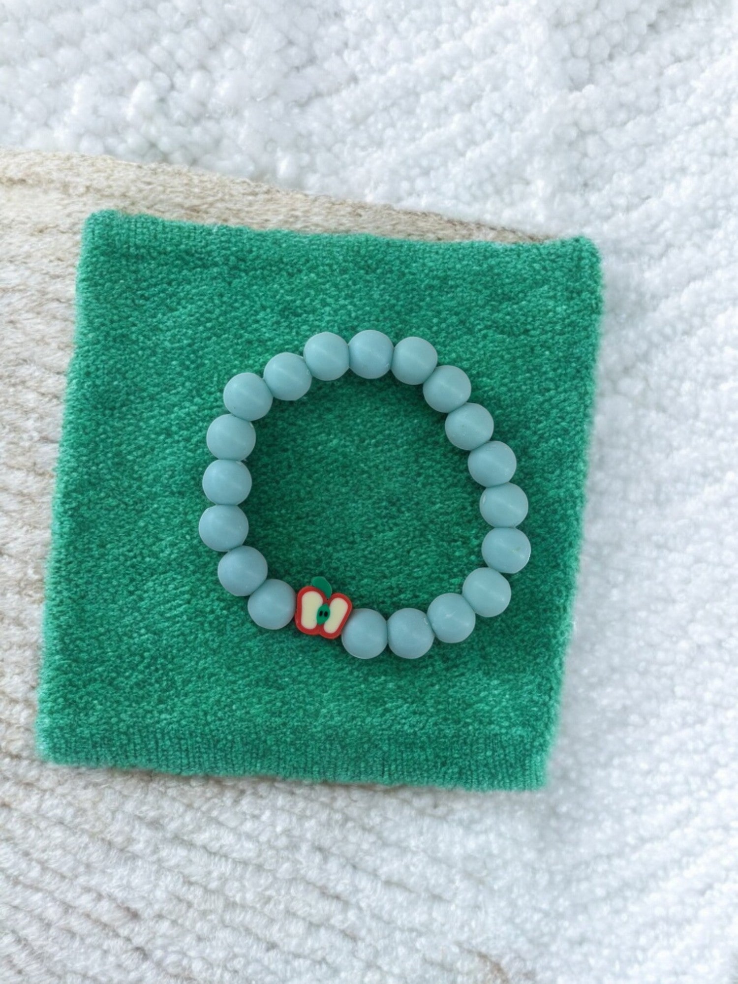 Bracelet enfant perles bleu clair pomme