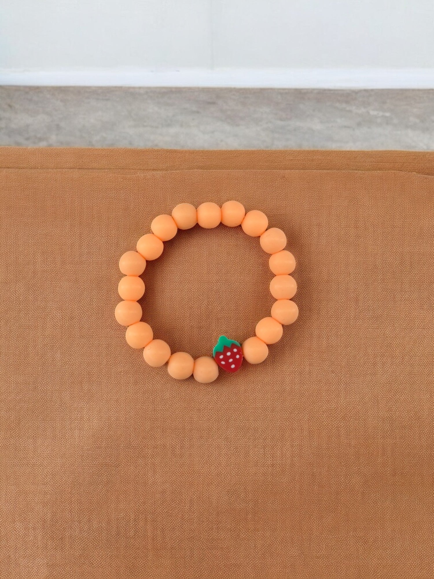 Bracelet enfant perles orange fraise