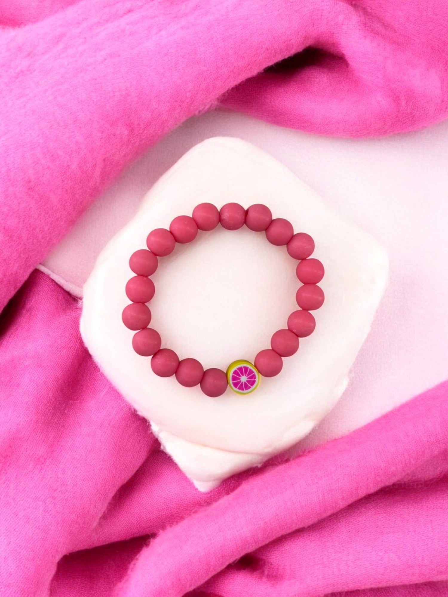 Bracelet enfant perles rose vif pamplemousse