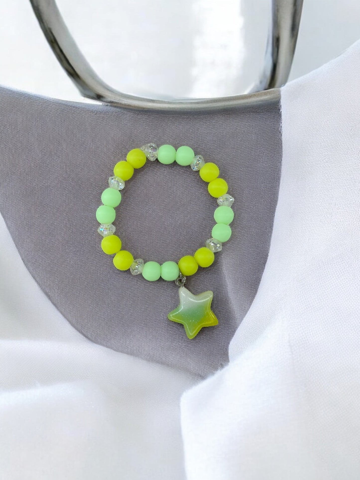 Bracelet enfant perles vert jaune brillant