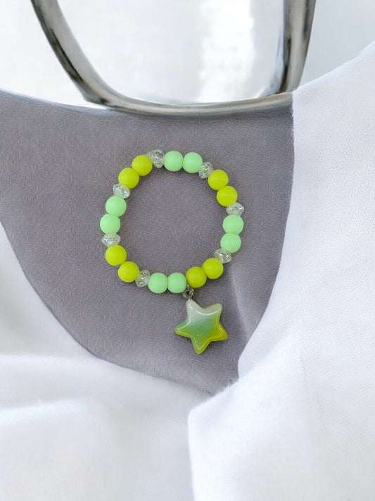 Bracelet enfant perles vert jaune brillant