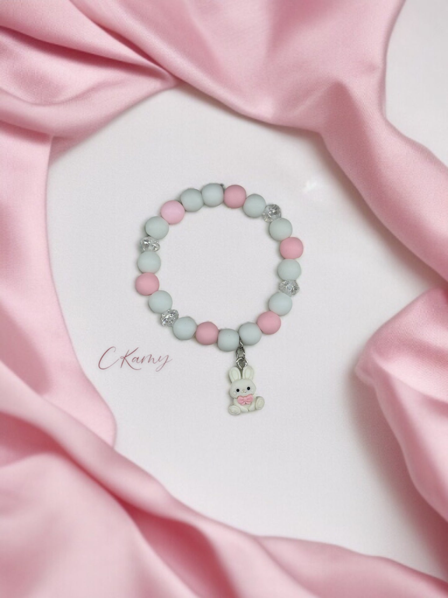 Bracelet enfant petit lapin blanc rose clair
