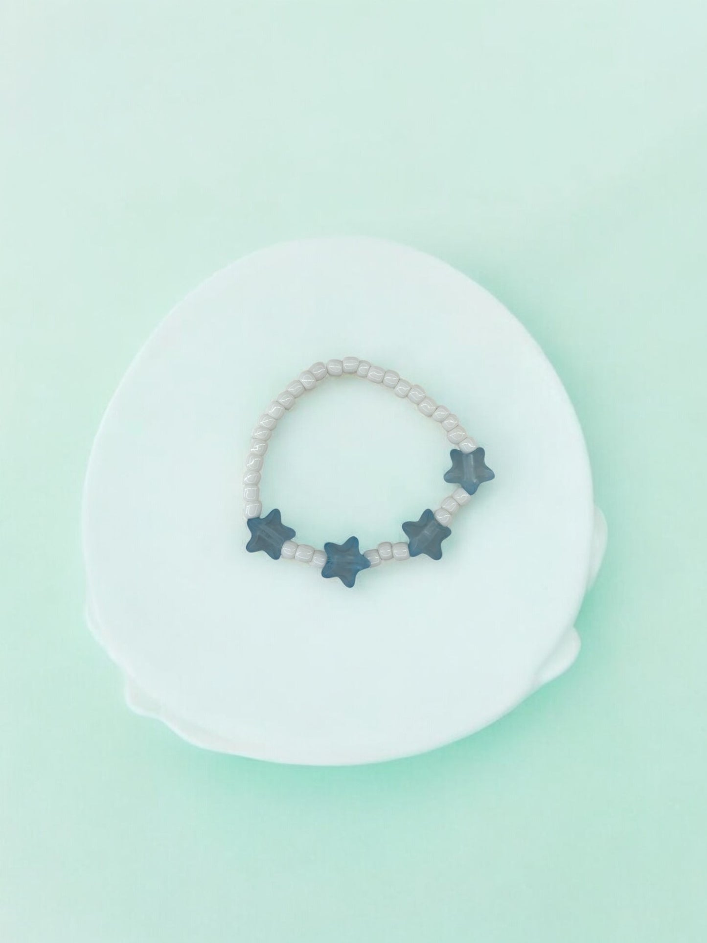 Bracelet enfant petites étoiles bleu clair blanc