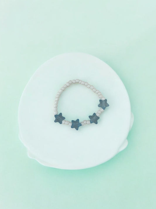 Bracelet enfant petites étoiles bleu clair blanc