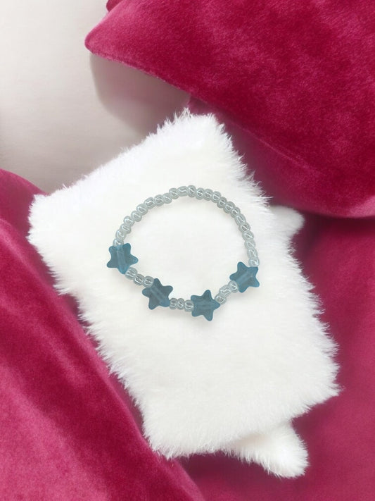 Bracelet enfant petites étoiles bleu clair blanc nacré