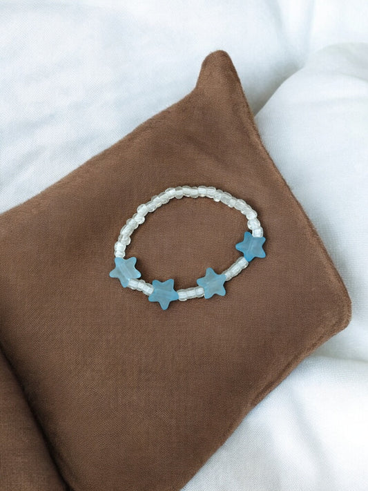 Bracelet enfant petites étoiles bleu clair blanc transparent