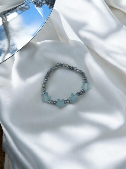 Bracelet enfant petites étoiles bleu clair gris