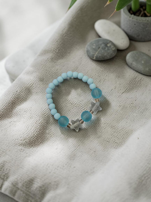 Bracelet enfant petites étoiles bleu clair mat