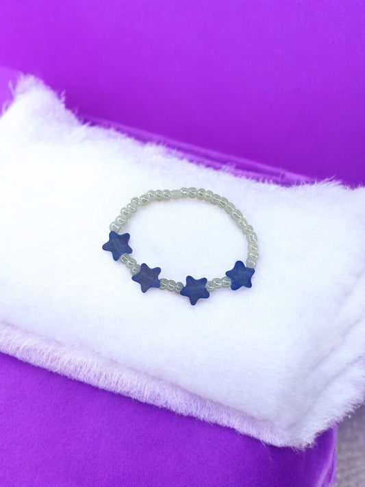 Bracelet enfant petites étoiles bleu foncé blanc nacré