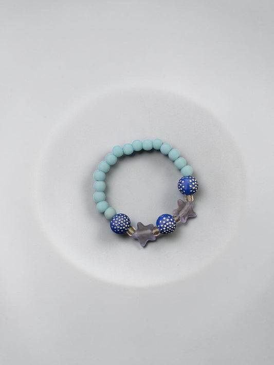 Bracelet enfant petites étoiles bleu foncé brillant