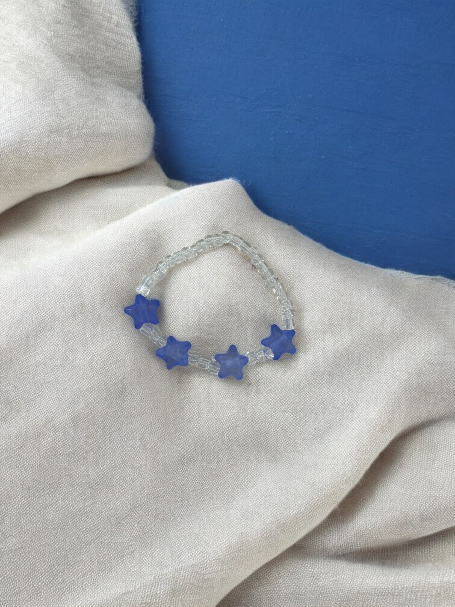 Bracelet enfant petites étoiles bleu foncé transparent