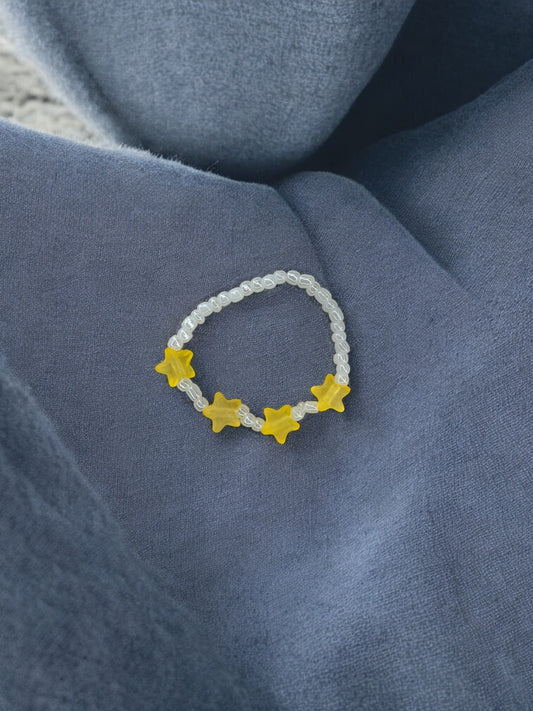 Bracelet enfant petites étoiles jaune blanc nacré