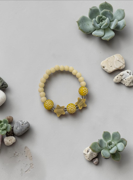 Bracelet enfant petites étoiles jaune brillant