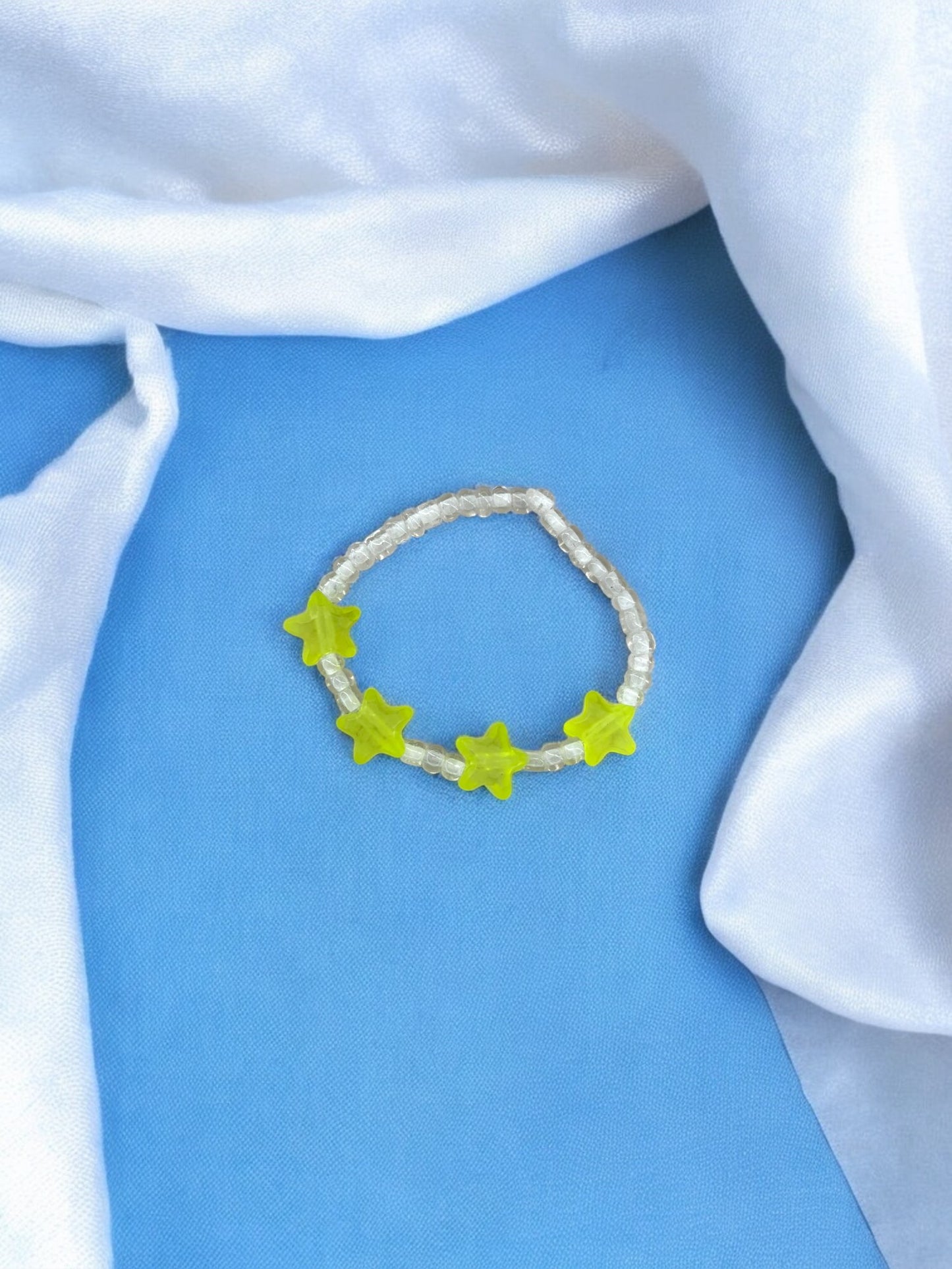 Bracelet enfant petites étoiles jaune fluo blanc transparent