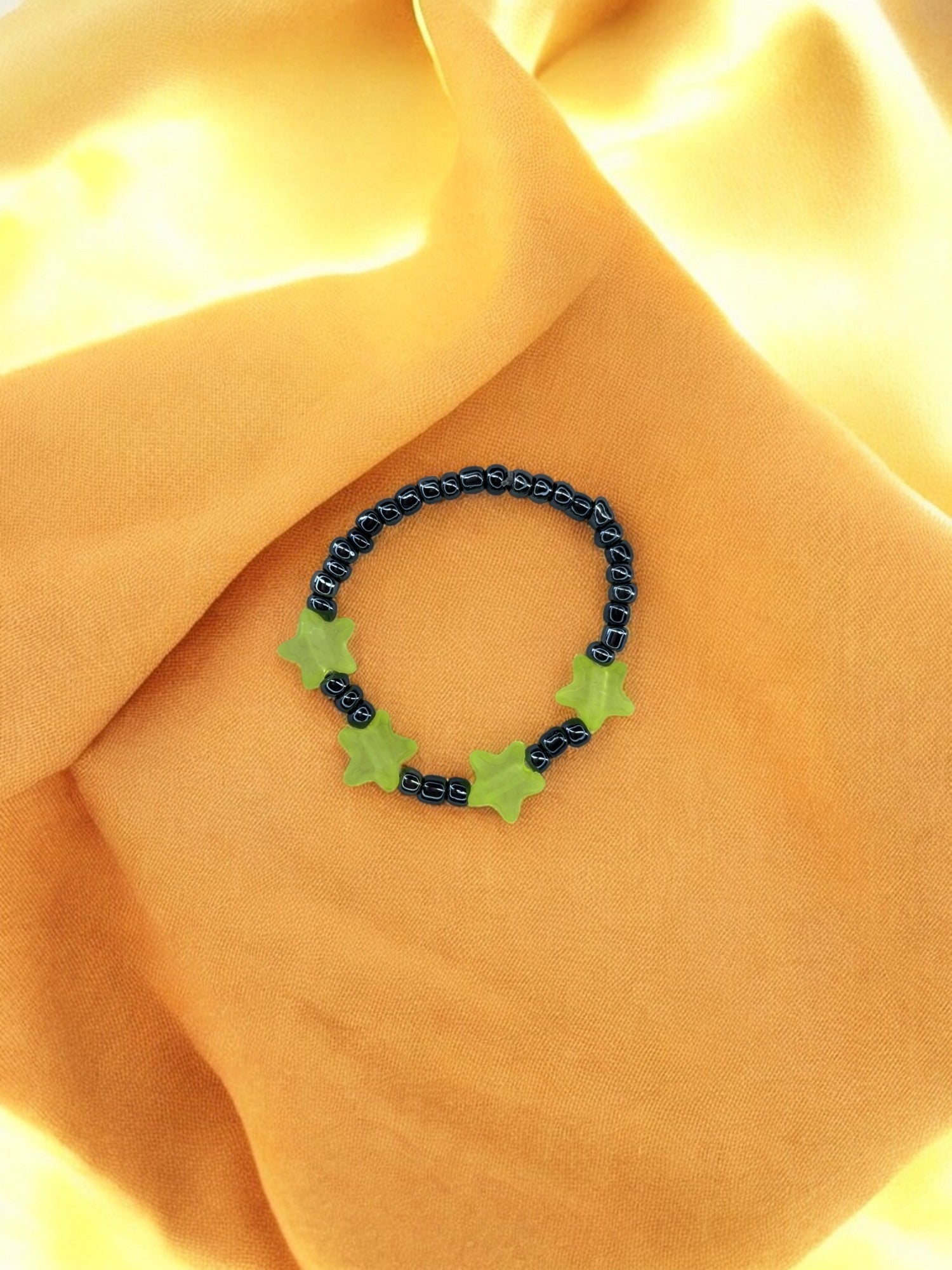 Bracelet enfant petites étoiles jaune fluo noir brillant