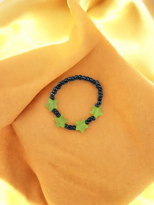 Bracelet enfant petites étoiles jaune fluo noir brillant