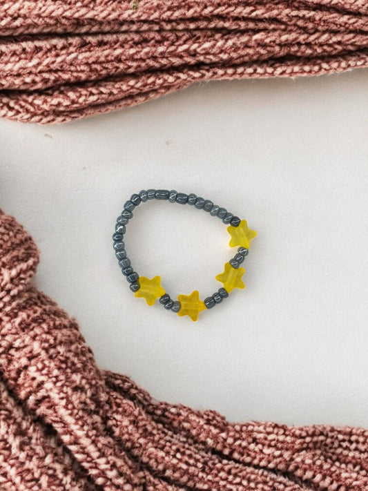 Bracelet enfant petites étoiles jaune gris