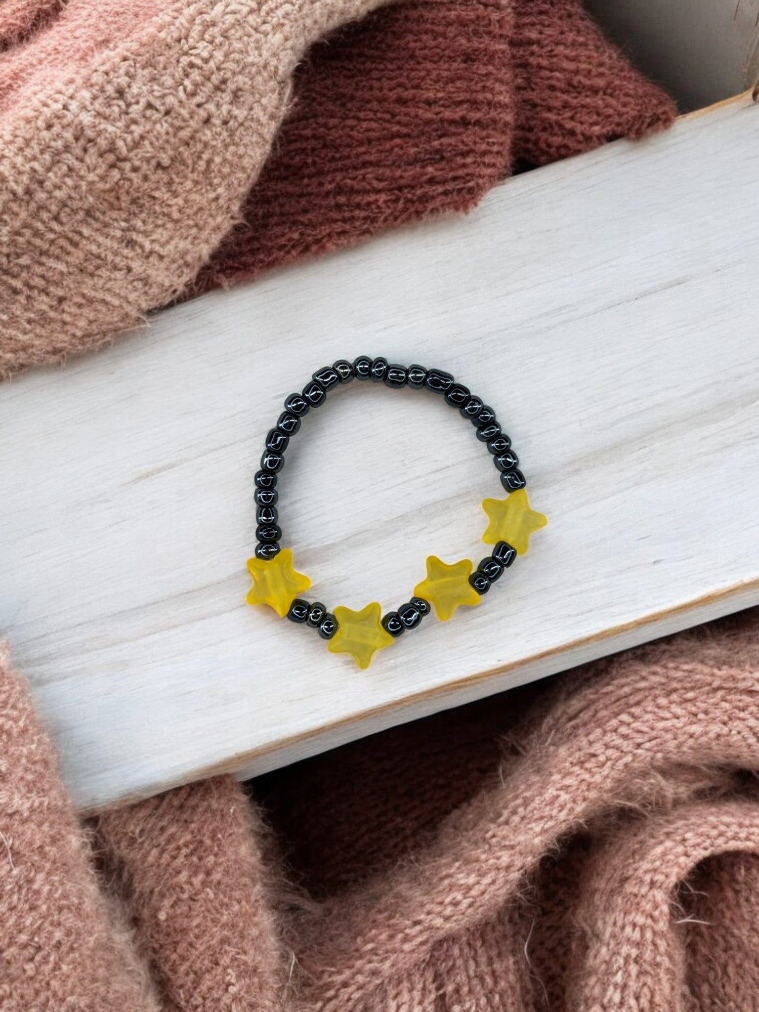 Bracelet enfant petites étoiles jaune noir brillant