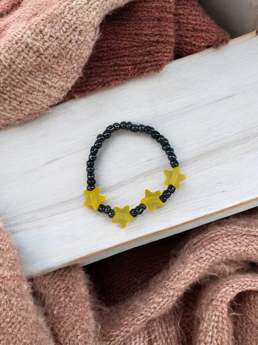 Bracelet enfant petites étoiles jaune noir brillant