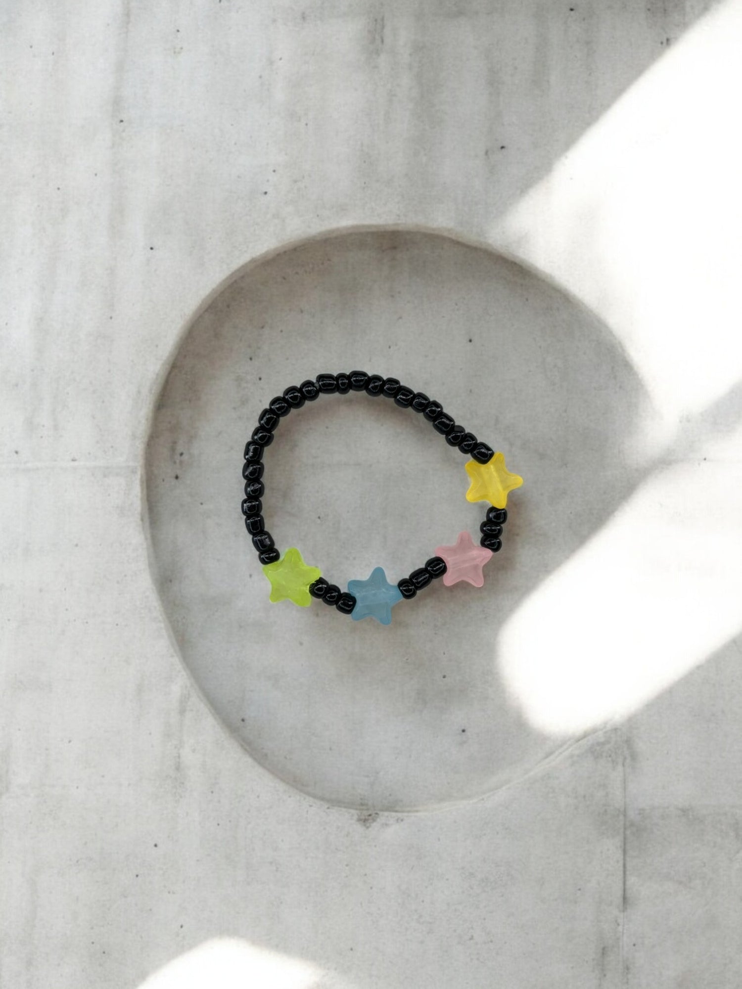 Bracelet enfant petites étoiles multicolore 3 noir