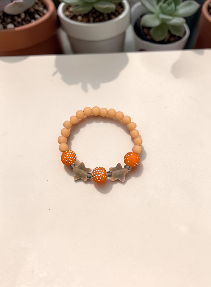 Bracelet enfant petites étoiles orange brillant