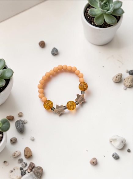 Bracelet enfant petites étoiles orange craquelé