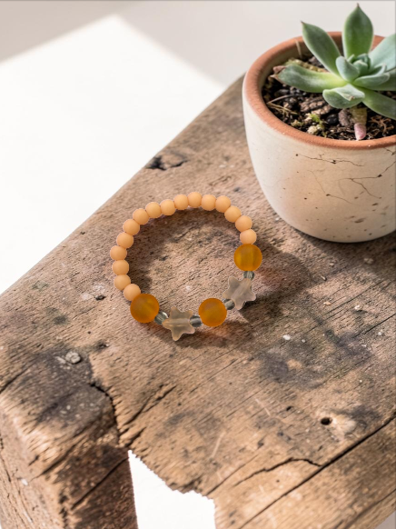 Bracelet enfant petites étoiles orange mat
