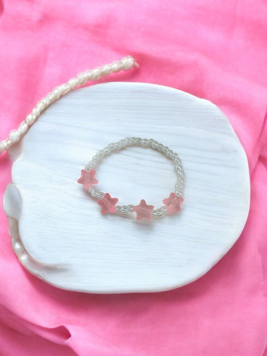 Bracelet enfant petites étoiles rose clair blanc nacré