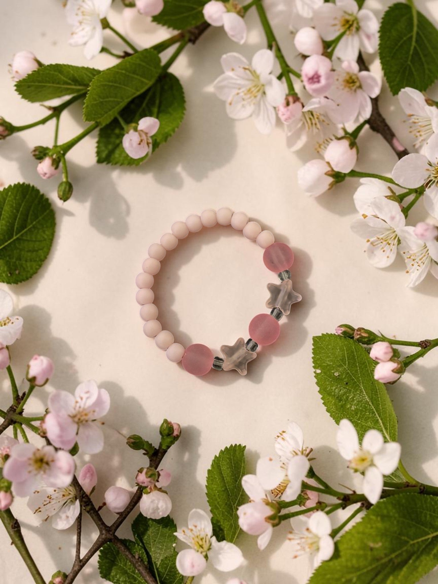 Bracelet enfant petites étoiles rose clair mat