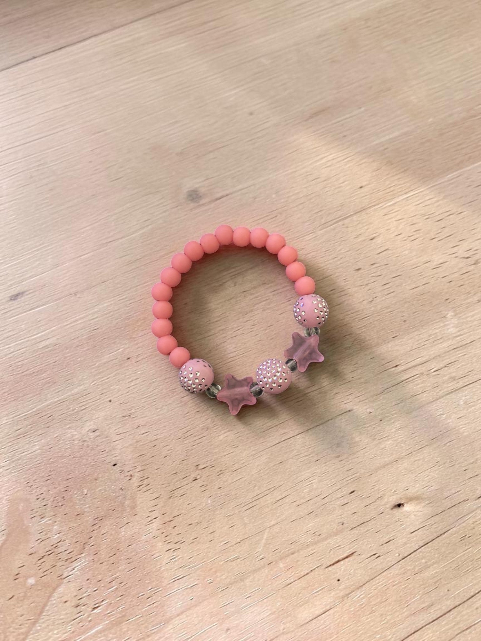 Bracelet enfant petites étoiles rose foncé brillant
