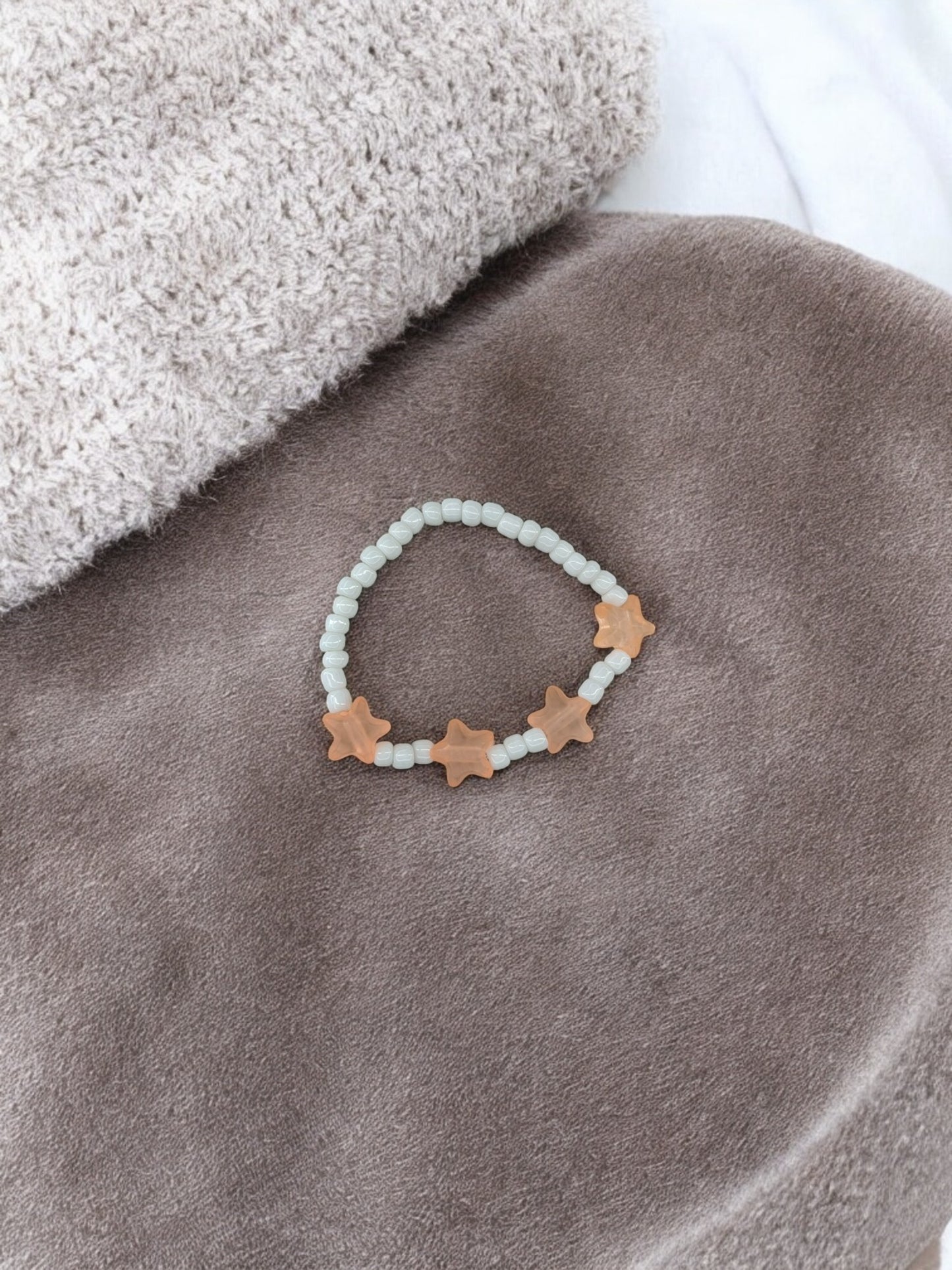 Bracelet enfant petites étoiles rose saumon blanc