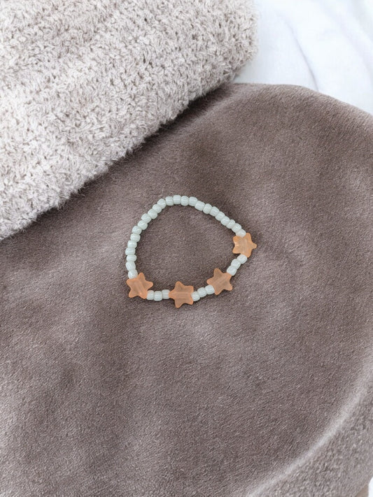 Bracelet enfant petites étoiles rose saumon blanc