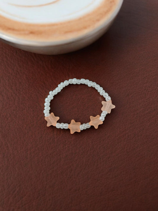 Bracelet enfant petites étoiles rose saumon blanc nacré