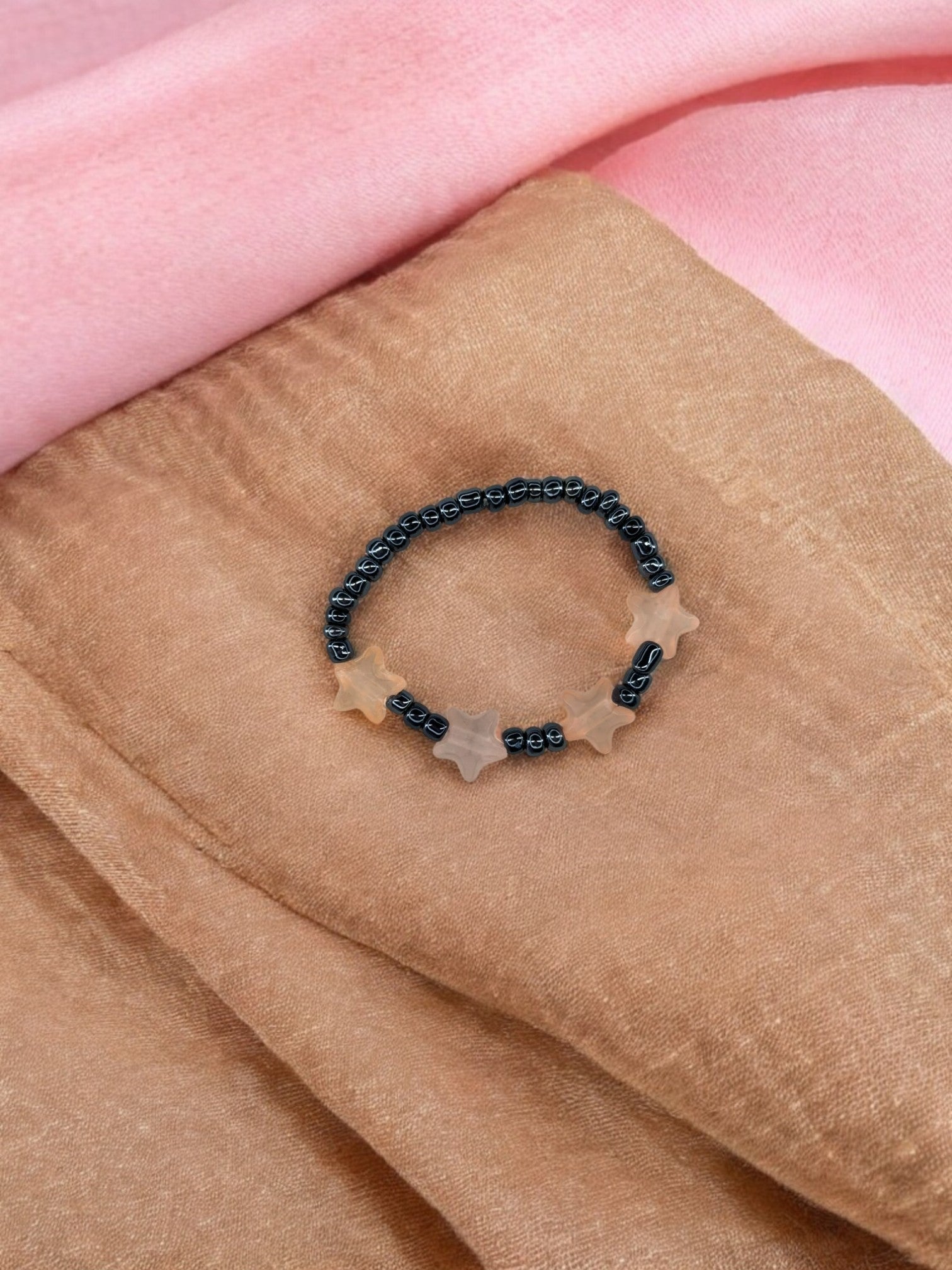 Bracelet enfant petites étoiles rose saumon noir brillant