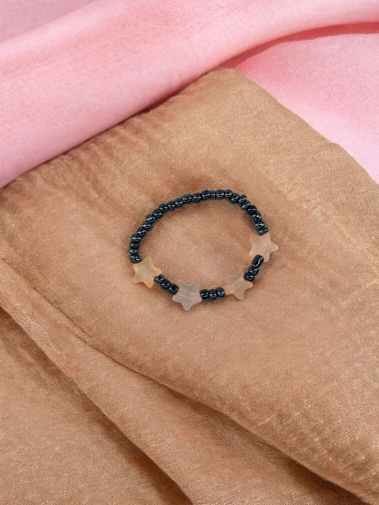 Bracelet enfant petites étoiles rose saumon noir brillant
