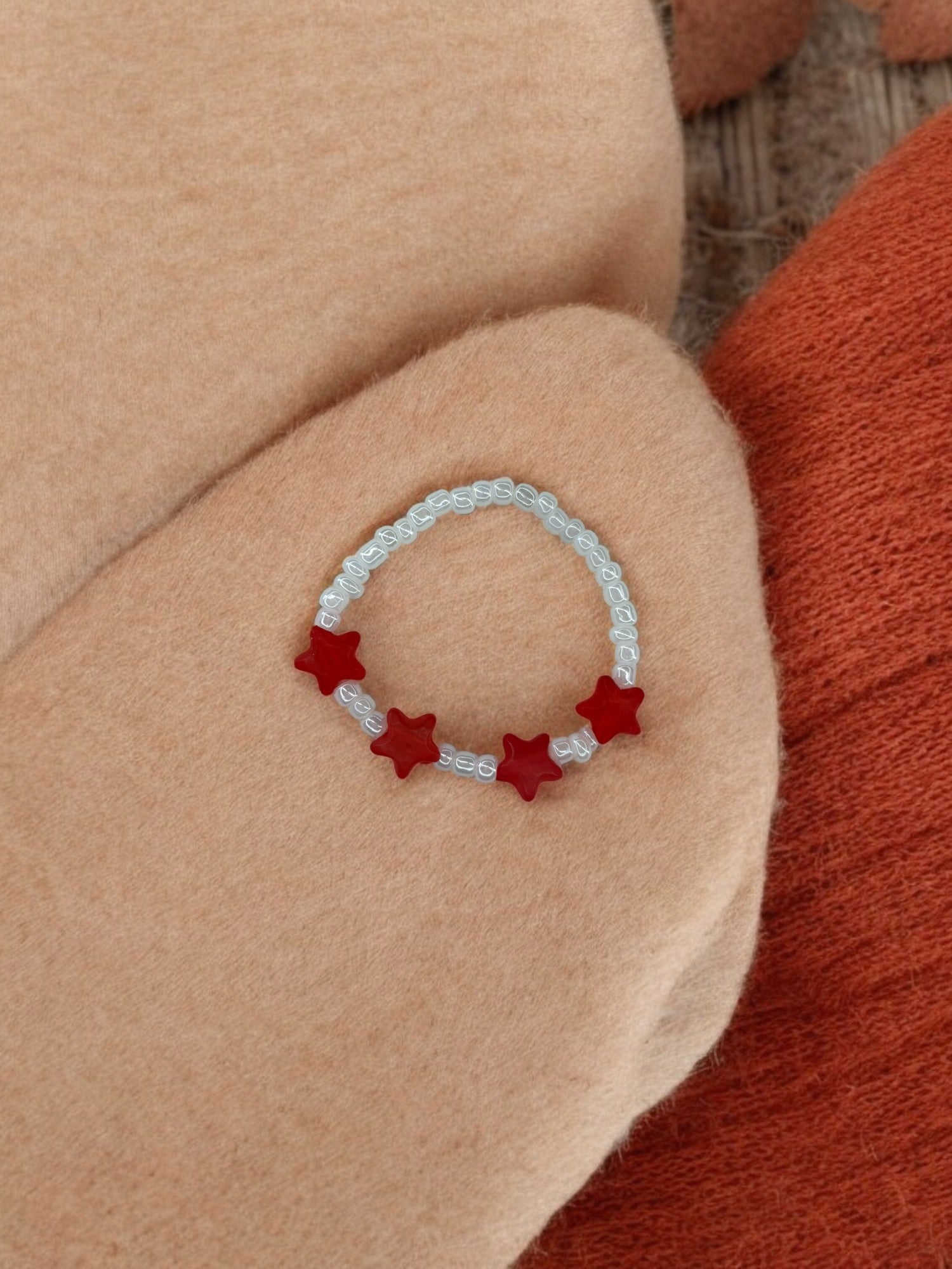 Bracelet enfant petites étoiles rouge blanc nacré
