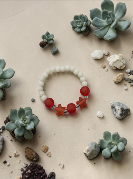 Bracelet enfant petites étoiles rouge mat