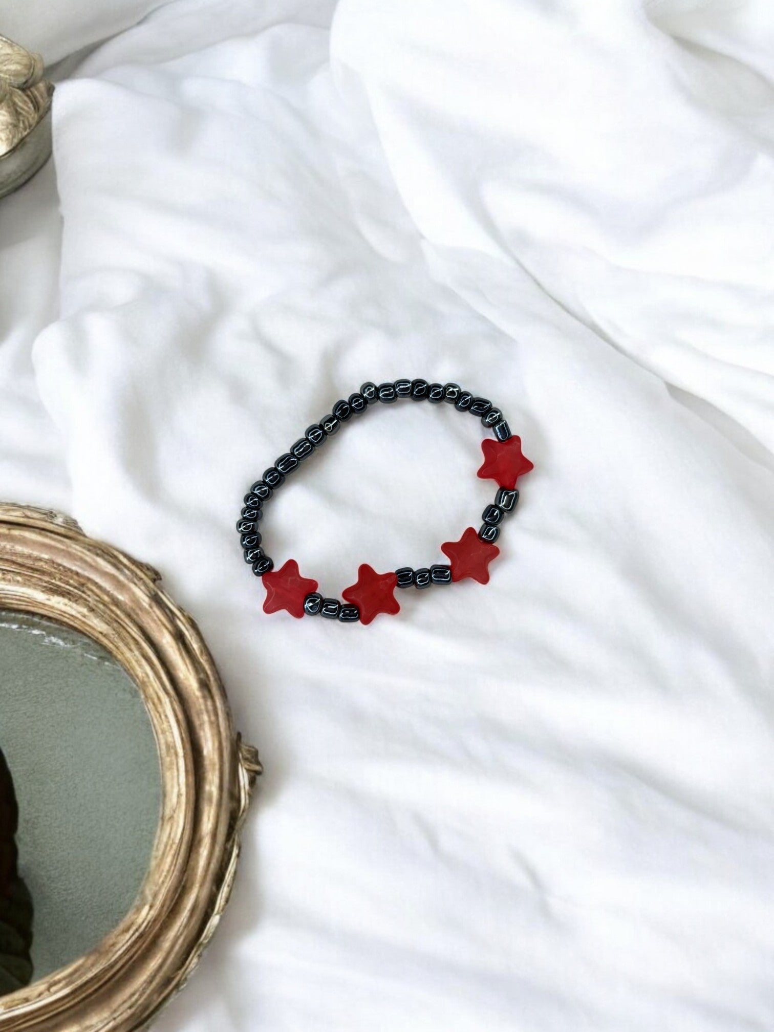 Bracelet enfant petites étoiles rouge noir brillant