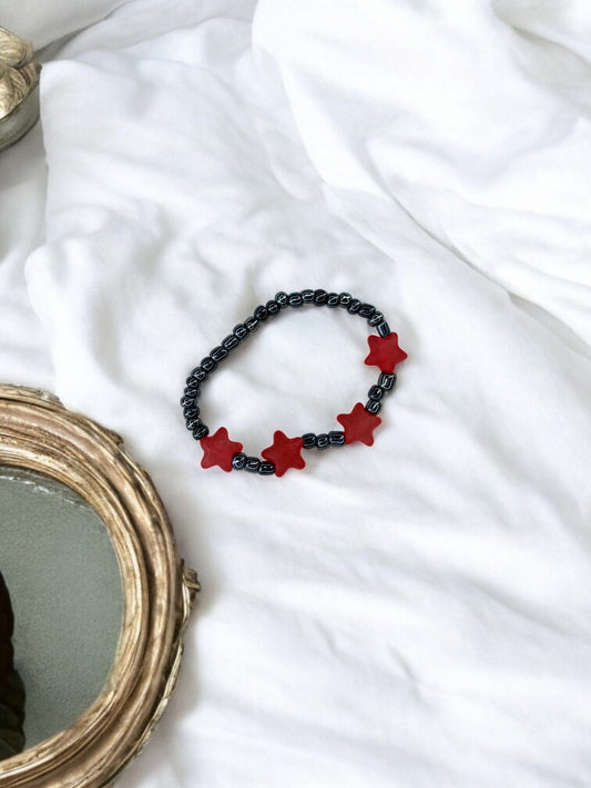 Bracelet enfant petites étoiles rouge noir brillant