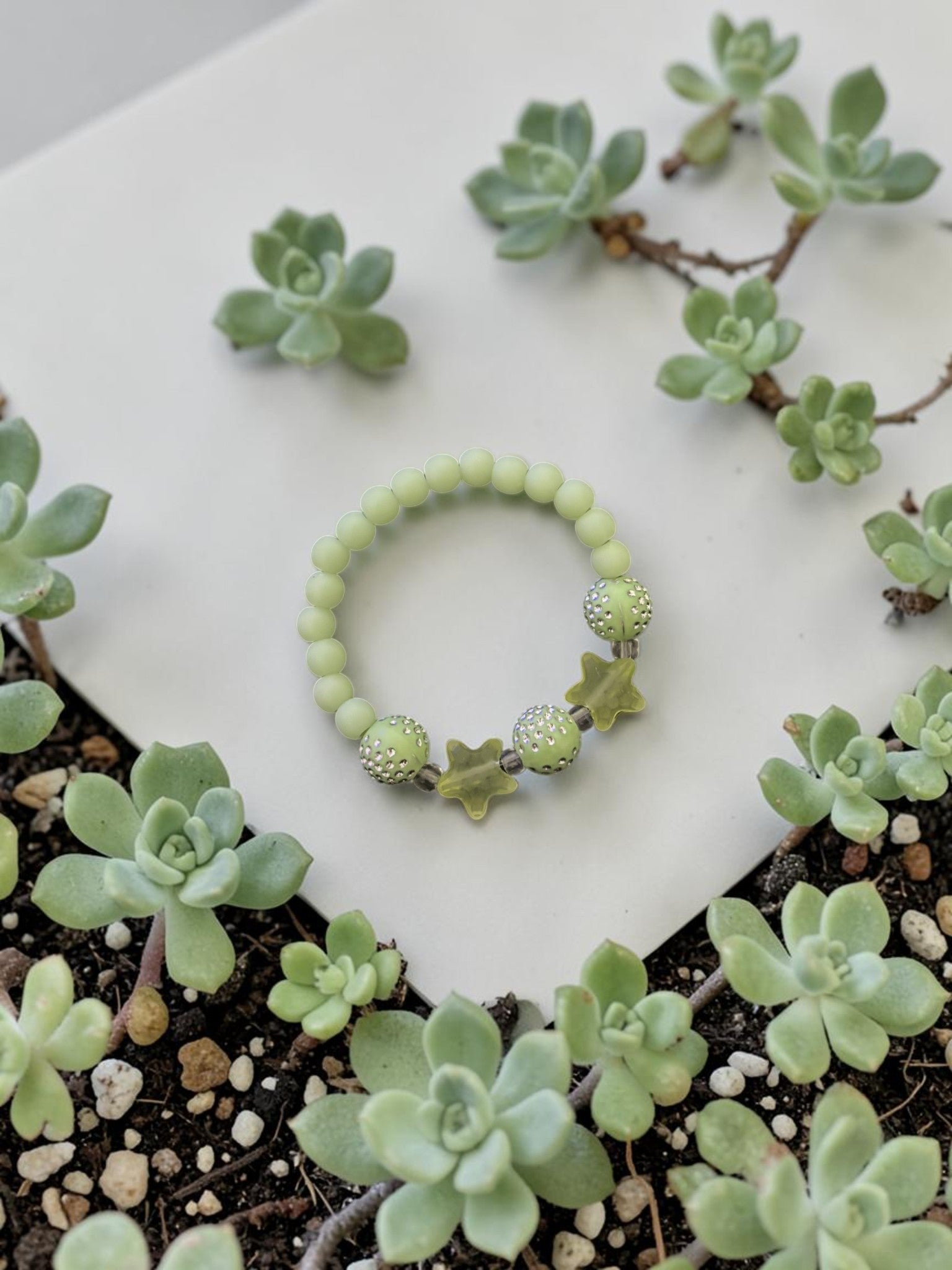 Bracelet enfant petites étoiles vert brillant