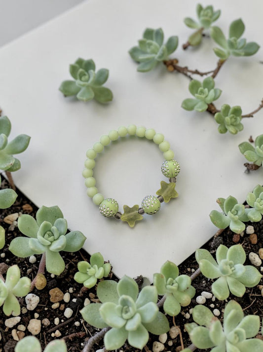 Bracelet enfant petites étoiles vert brillant
