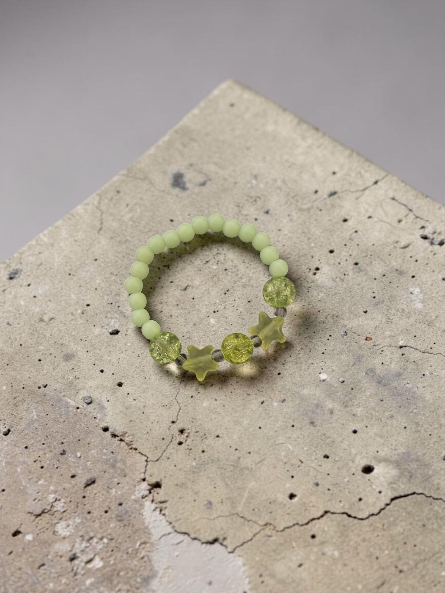 Bracelet enfant petites étoiles vert craquelé