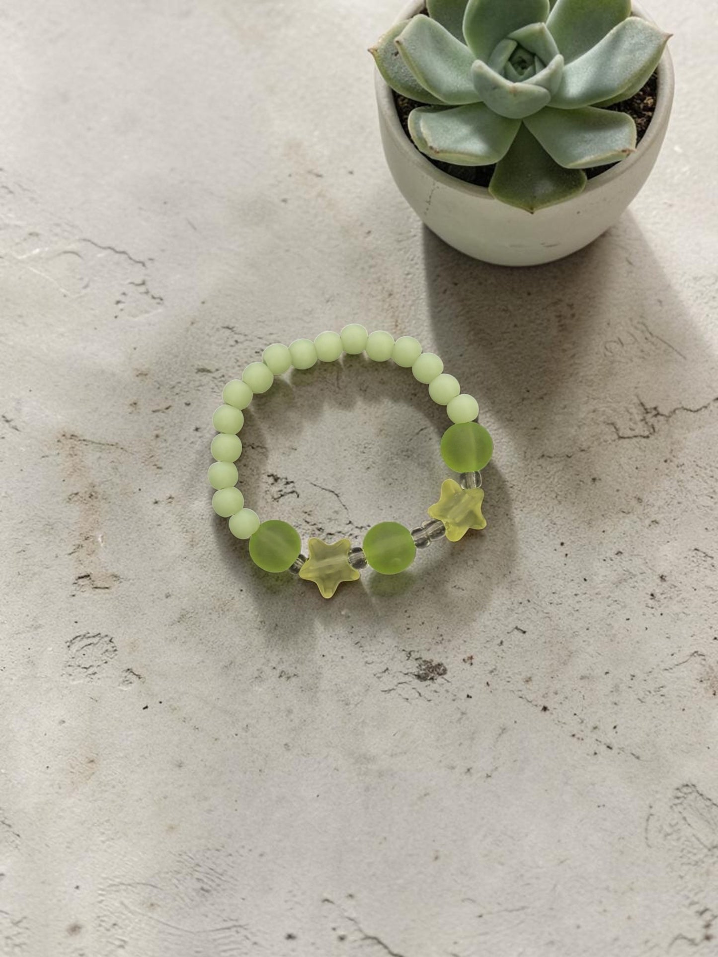 Bracelet enfant petites étoiles vert mat
